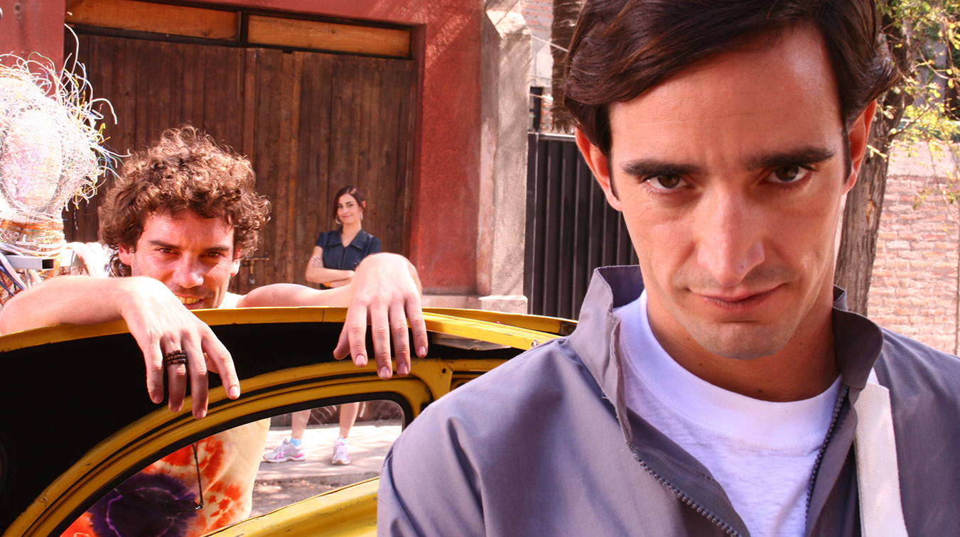 Viajamos a 2007 para cargarnos de humor negro y amistad con las dos nuevas películas de este Jueves de Cine Chileno